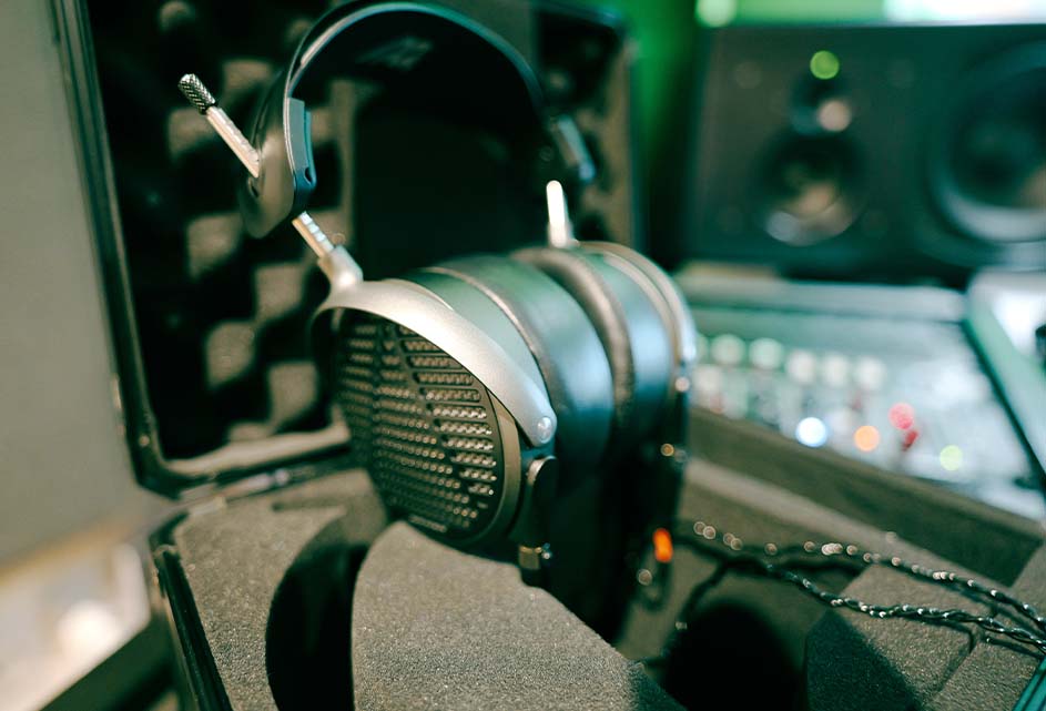 https://woodlands.studio/wp-content/uploads/2025/05/Audeze-MM-6.jpg